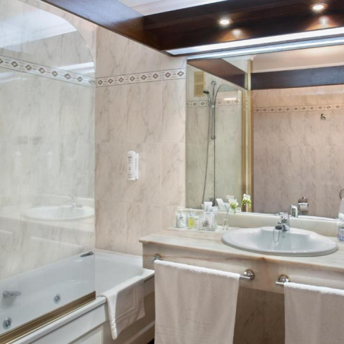 COACH TOUR 22ND-28TH DECEMBER 2025 CHRISTMAS WITH THE HAYES